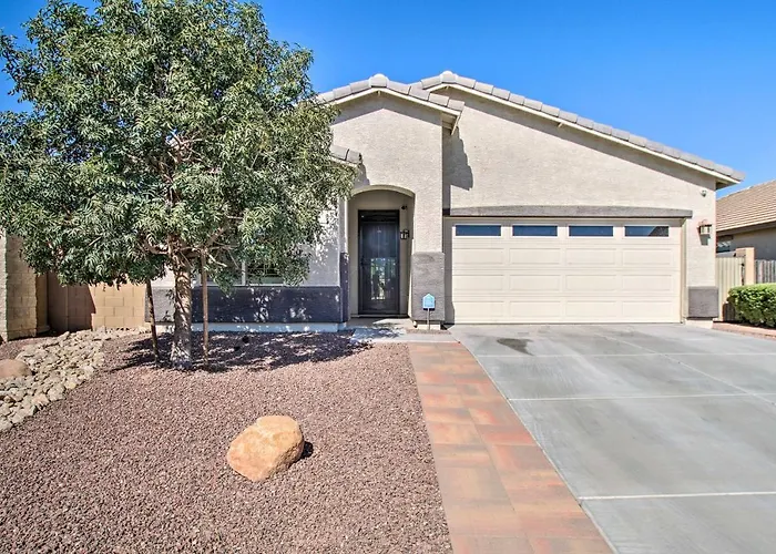 Pool & Covered Patio: Family Gem In San Tan Valley Holiday home *