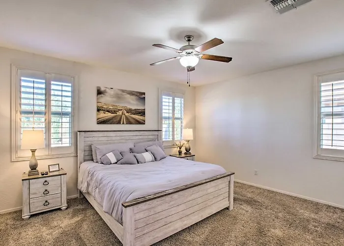 Pool & Covered Patio: Family Gem In San Tan Valley Holiday home