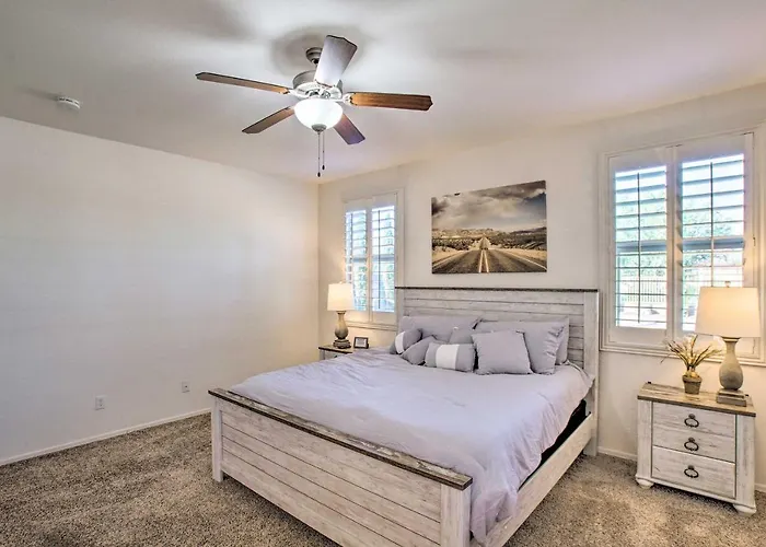 Pool & Covered Patio: Family Gem In San Tan Valley Holiday home Magma