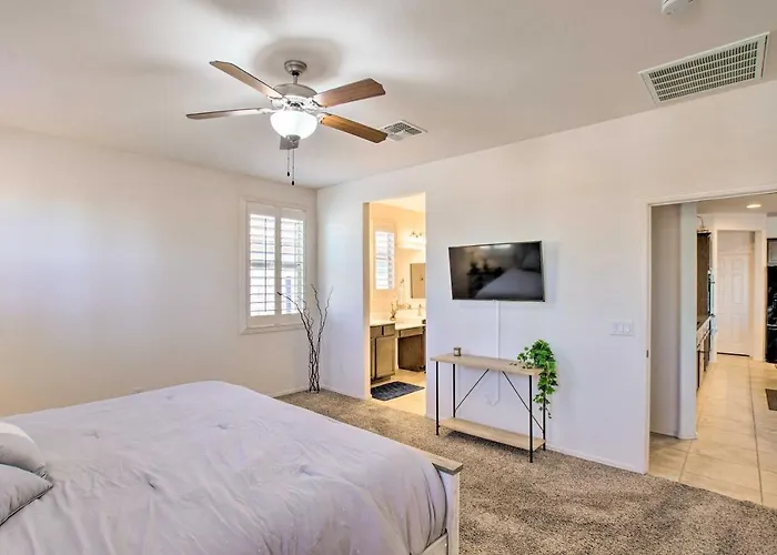 Pool & Covered Patio: Family Gem In San Tan Valley Holiday home Magma