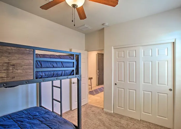 Pool & Covered Patio: Family Gem In San Tan Valley Holiday home